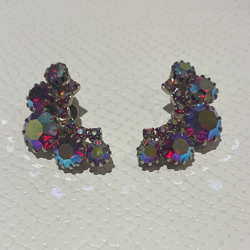 Mid Century Clip-on Earrings - Picture 7 of 9